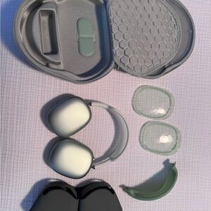 Apple AirPods Max in Light Green and Gray